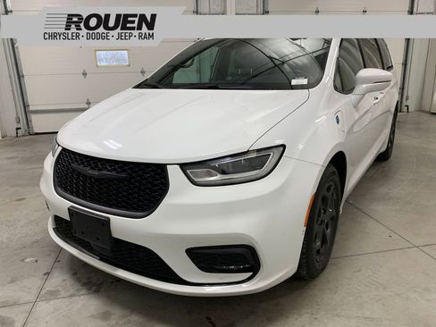 Used 2022 Chrysler Pacifica Limited w/ S Appearance Package image 1