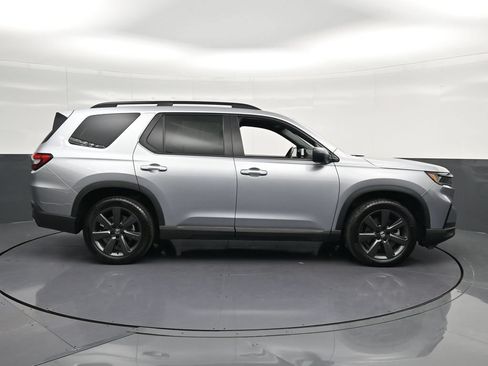 Used 2025 Honda Pilot Sport image 4