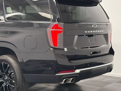 Used 2025 Chevrolet Suburban High Country AWD/4WD image 7