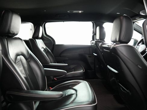 Used 2019 Chrysler Pacifica Limited w/ Advanced Safetytec Group image 40