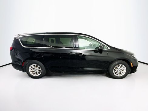 Used 2024 Chrysler Pacifica Touring-L image 10