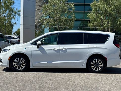 Used 2023 Chrysler Pacifica Touring-L FWD image 7