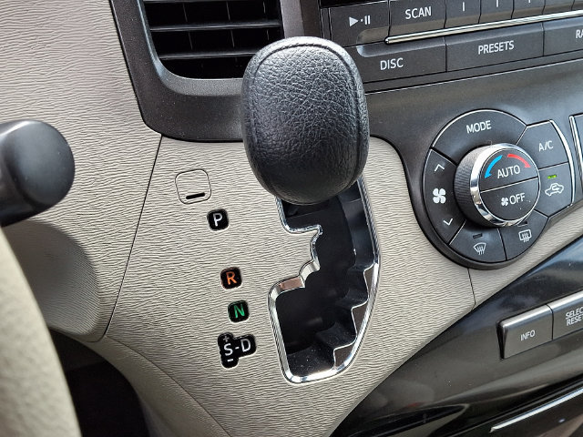 Used 2013 Toyota Sienna LE w/ Towing Pkg FWD image 17