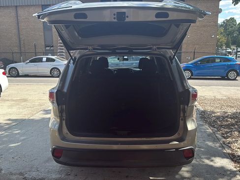Used 2016 Toyota Highlander LE FWD image 11