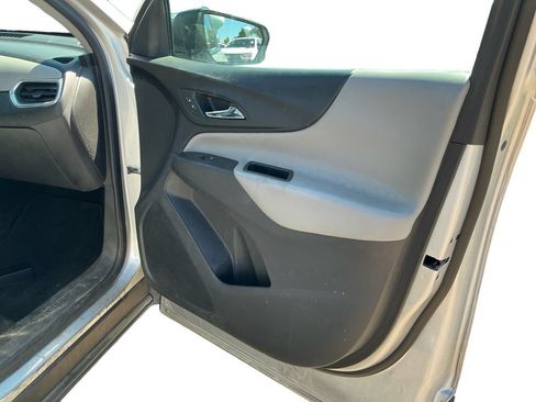 Used 2021 Chevrolet Equinox LS w/ LS Convenience Package FWD image 16