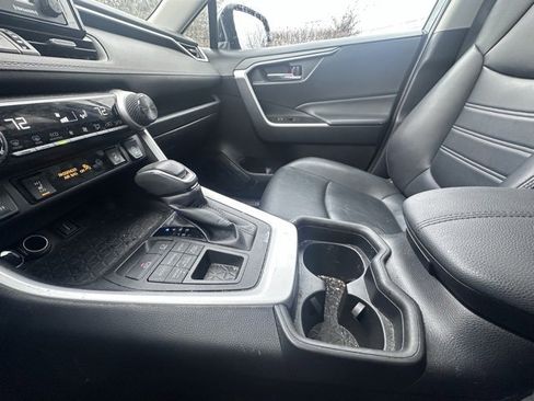 Used 2020 Toyota RAV4 XLE Premium image 16