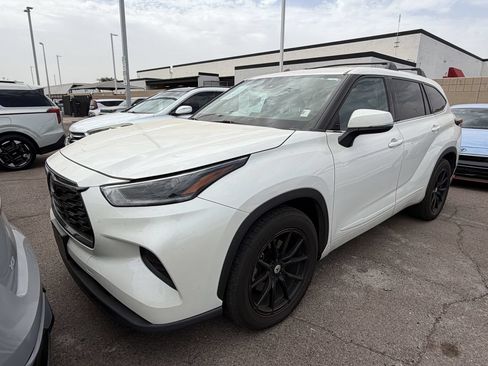 Used 2021 Toyota Highlander L FWD image 4