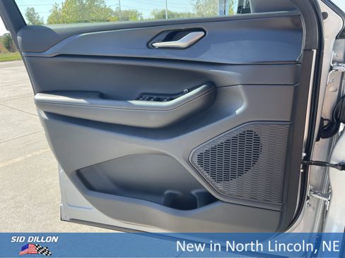 New 2025 Jeep Grand Cherokee Altitude image 12