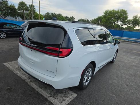 Used 2023 Chrysler Pacifica Limited FWD image 4