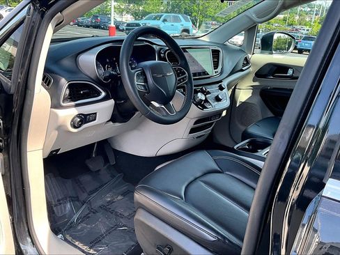 Used 2023 Chrysler Pacifica Touring-L FWD image 12