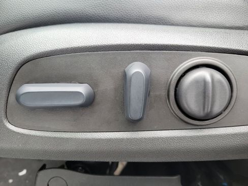 Used 2023 Chevrolet Equinox Premier image 19