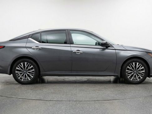 Used 2025 Nissan Altima 2.5 SV image 11