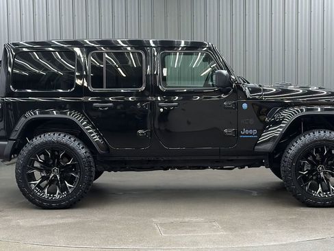 Used 2025 Jeep Wrangler Unlimited Sahara w/ Safety Group image 6