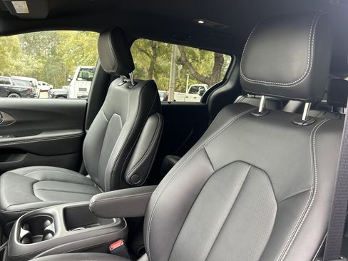 New 2026 Chrysler Pacifica Select image 14