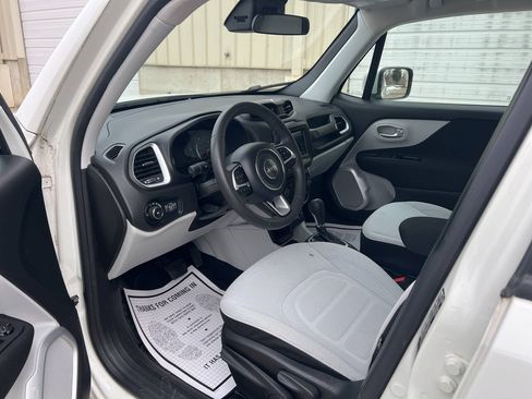Used 2018 Jeep Renegade Latitude FWD image 3