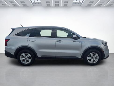 Used 2022 Kia Sorento LX FWD image 2
