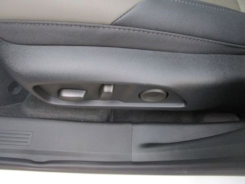 New 2026 Chevrolet Equinox LT w/ Convenience Package II image 19