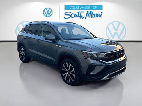 Certified 2024 Volkswagen Taos SE FWD image 1