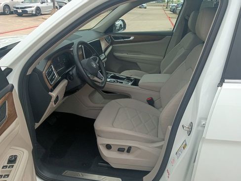 Used 2025 Volkswagen Atlas SE FWD image 4