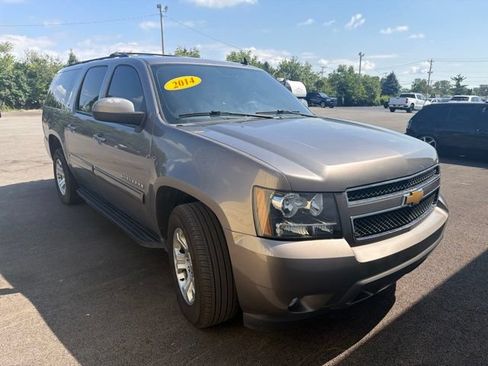 Used 2014 Chevrolet Suburban LT RWD image 3
