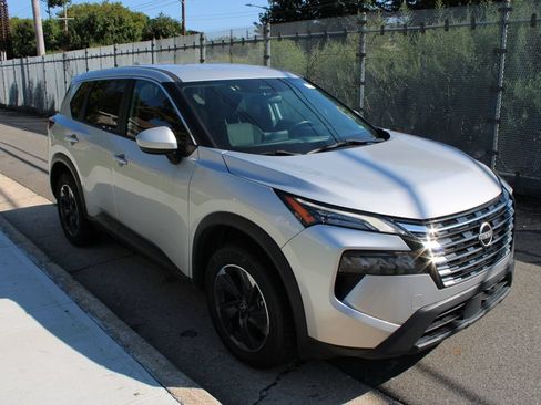 Used 2024 Nissan Rogue SV FWD image 4