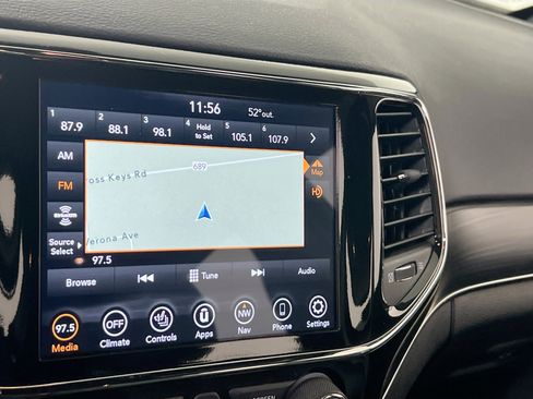 Used 2022 Jeep Grand Cherokee Limited image 14