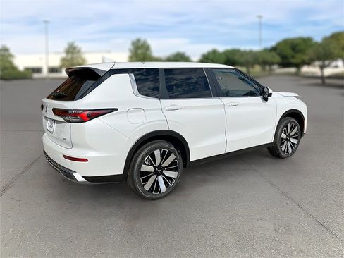 New 2025 Mitsubishi Outlander SE image 6