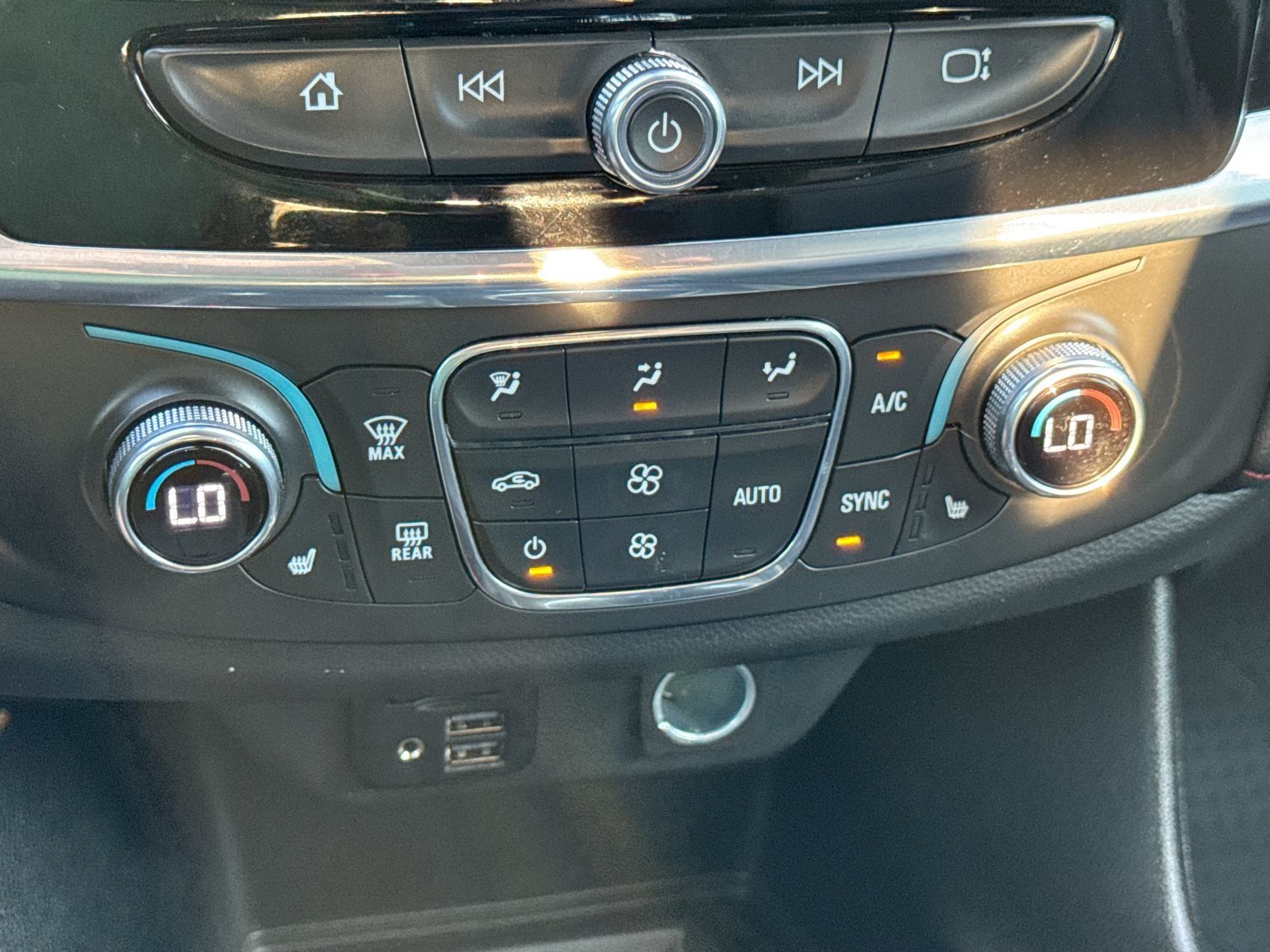 Used 2023 Chevrolet Traverse RS FWD image 18