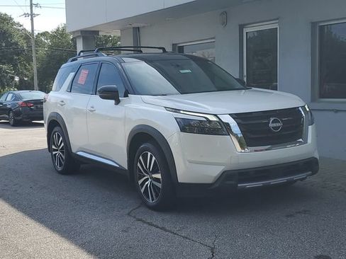 Certified 2025 Nissan Pathfinder Platinum FWD image 41