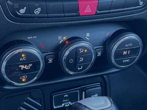 Used 2015 Jeep Renegade Limited image 21