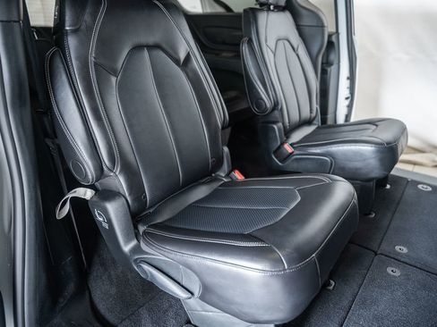 Used 2025 Chrysler Pacifica Select image 35