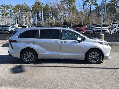 Used 2021 Toyota Sienna XLE image 8