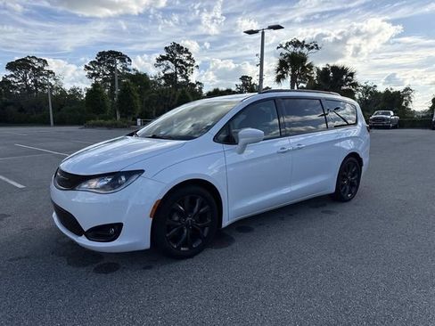 Used 2018 Chrysler Pacifica Touring-L Plus FWD image 7