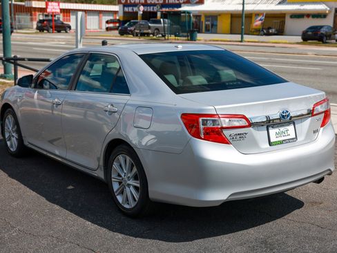 Used 2014 Toyota Camry Hybrid image 10
