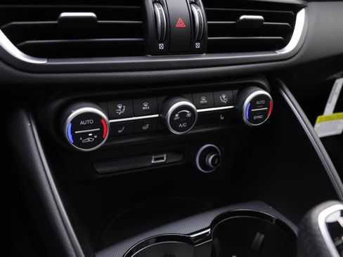 New 2025 Alfa Romeo Giulia AWD image 9