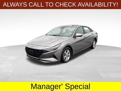 Used 2023 Hyundai Elantra SE image 3