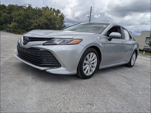 Used 2020 Toyota Camry LE FWD image 6