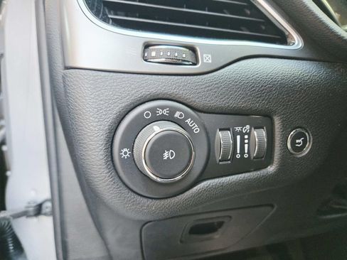 Used 2019 Jeep Cherokee Limited w/ Luxury Group AWD/4WD image 34