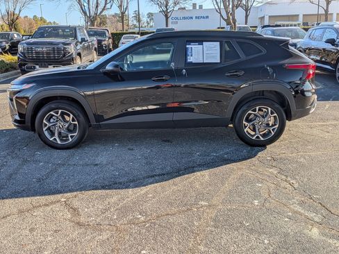 Used 2025 Chevrolet Trax LT w/ LT Convenience Package image 6