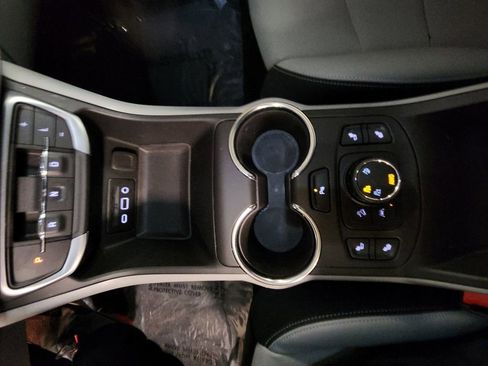 Certified 2024 GMC Terrain SLT w/ Infotainment Package II image 21