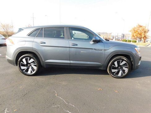 Used 2025 Volkswagen Atlas Cross Sport SE image 2