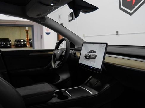 Used 2022 Tesla Model Y Long Range image 30