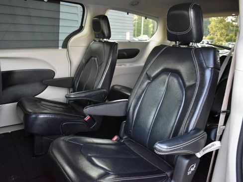 Used 2022 Chrysler Pacifica Touring-L FWD image 26