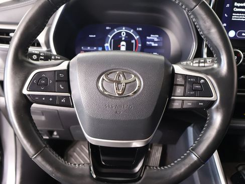 Used 2023 Toyota Highlander Platinum AWD/4WD image 3