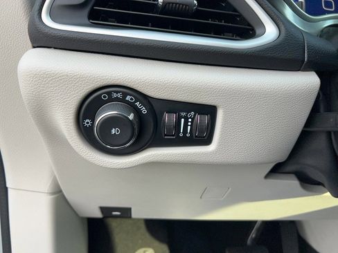 Used 2024 Chrysler Pacifica Touring-L image 14