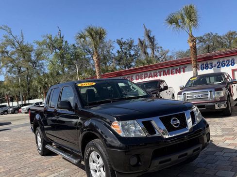Used 2012 Nissan Frontier SV image 2