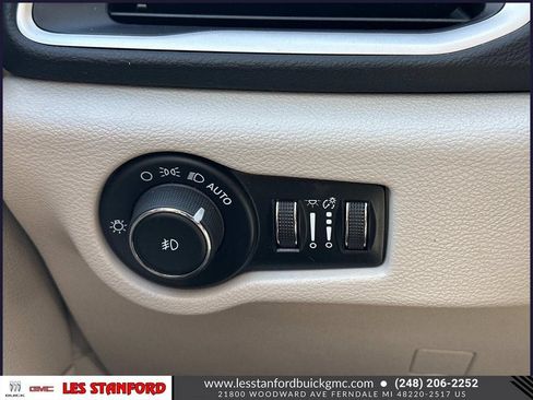 Used 2023 Chrysler Pacifica Touring-L FWD image 28