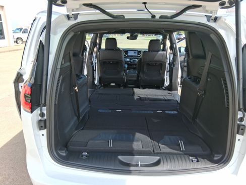 New 2027 Chrysler Pacifica Select FWD image 22