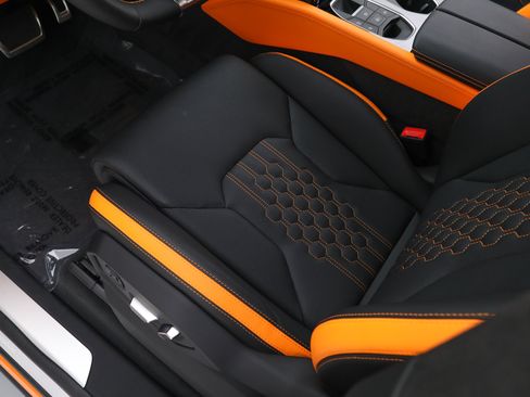 Used 2026 Lamborghini Urus SE AWD/4WD image 25