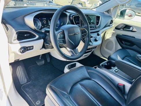 Used 2023 Chrysler Pacifica Touring-L image 14